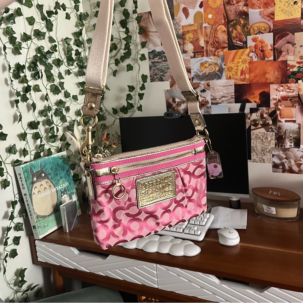 ✧・゚coach poppy hot pink 2000s canvas strap sling bag - Picture 3 of 11